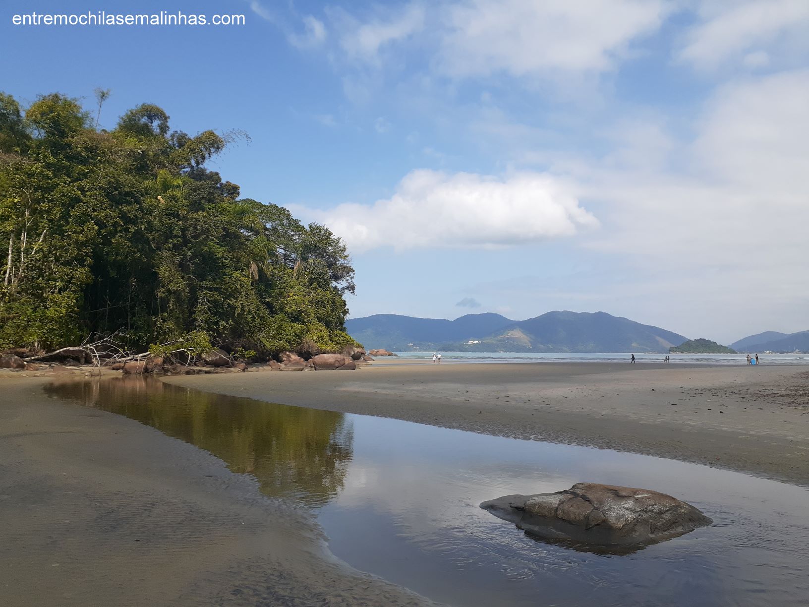 Praia com natureza preservada