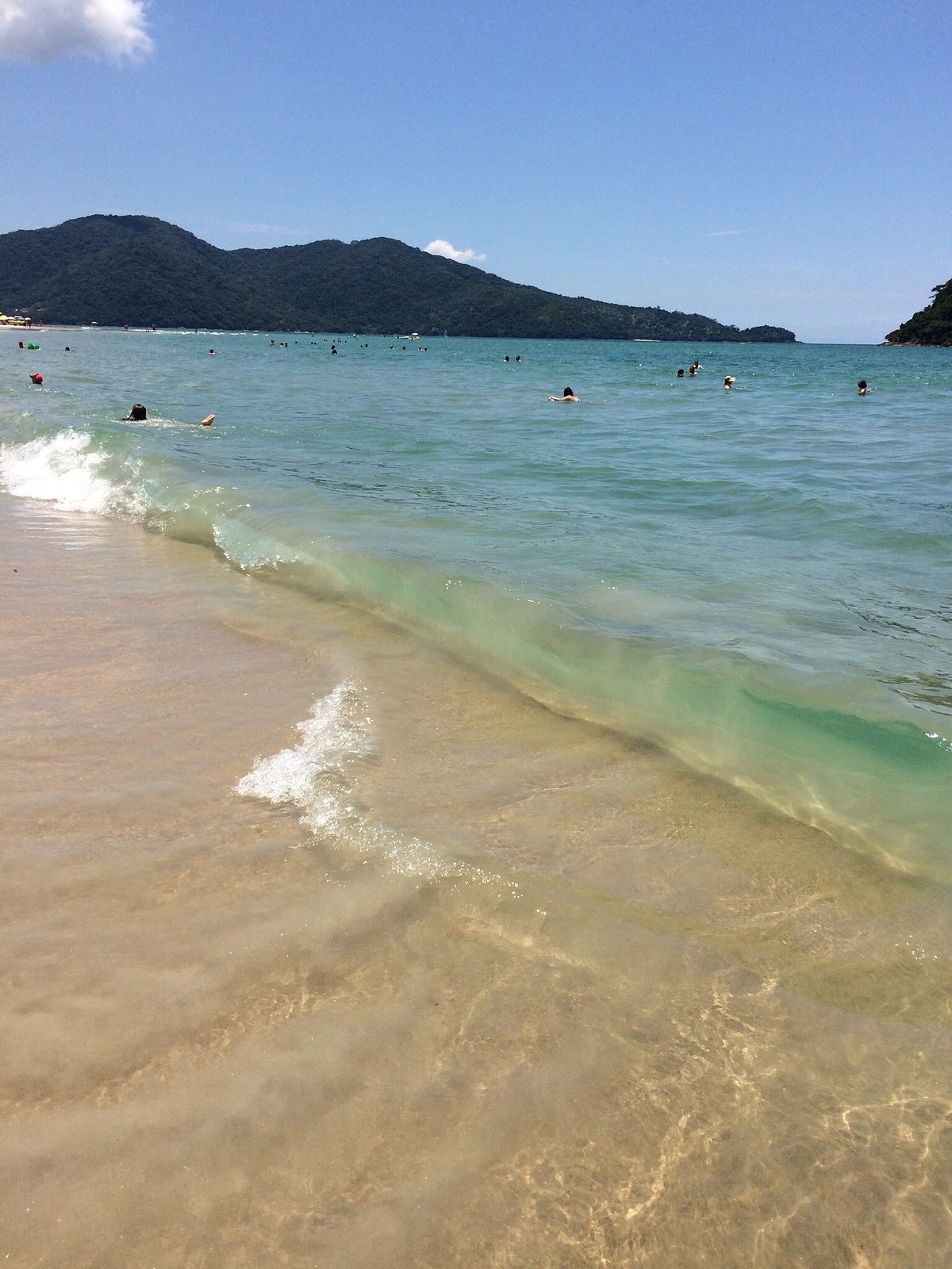 Praia próxima ao hotel com água cristalina